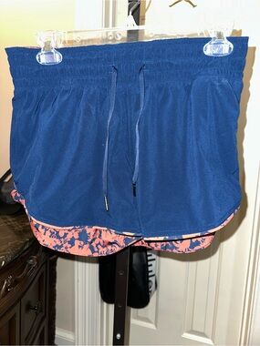 lululemon athletica reversible shorts size 6